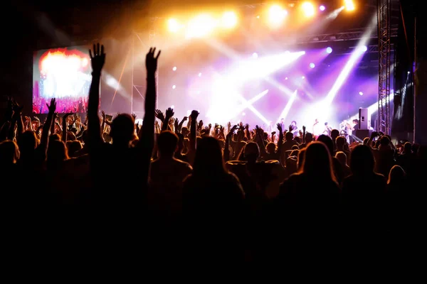 Mani di persone felici folla divertirsi sul palco in estate live rock fest — Foto Stock