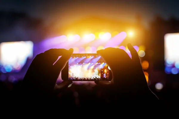 Handen met een smartphone neemt live muziek festival, live concert, live concert — Stockfoto