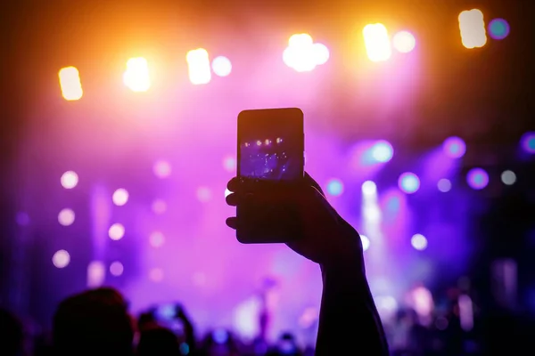 Mano con smartphone registra musica dal vivo festival, concerto dal vivo, concerto dal vivo — Foto Stock