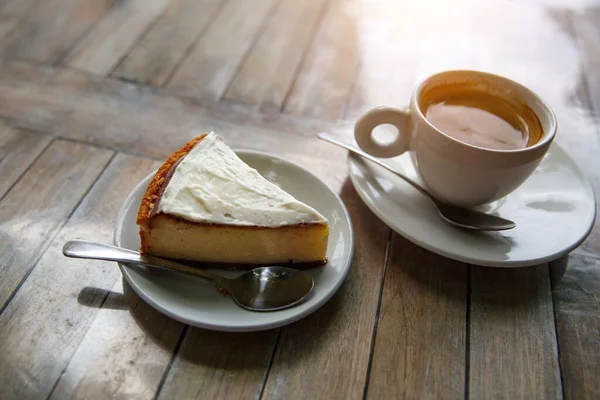 Kaffee Und Käsekuchen Auf Dem Tisch — Stockfoto