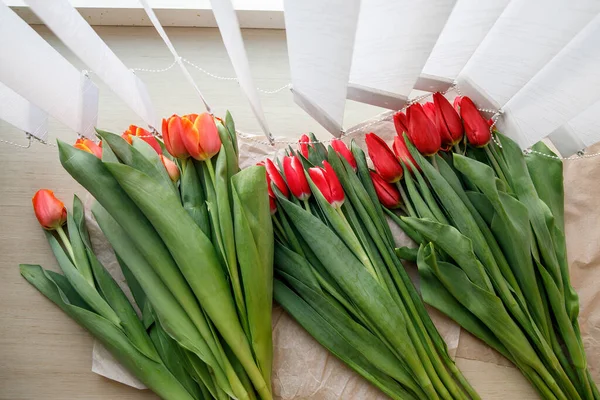 Bunte Frische Tulpenblüten Auf Der Fensterbank Neben Den Jalousien Blumen — Stockfoto