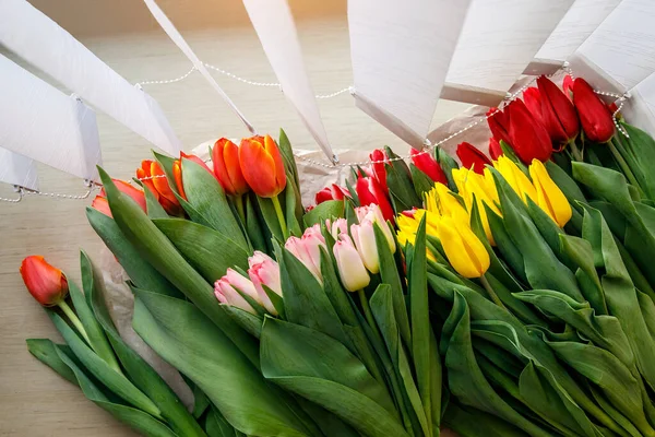 Bunte Frische Tulpenblüten Auf Der Fensterbank Neben Den Jalousien Blumen — Stockfoto