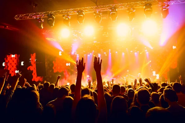 Άνθρωποι Χέρια Ψηλά Μια Συναυλία Της Αγαπημένης Τους Ομάδας Πλήθος — Φωτογραφία Αρχείου