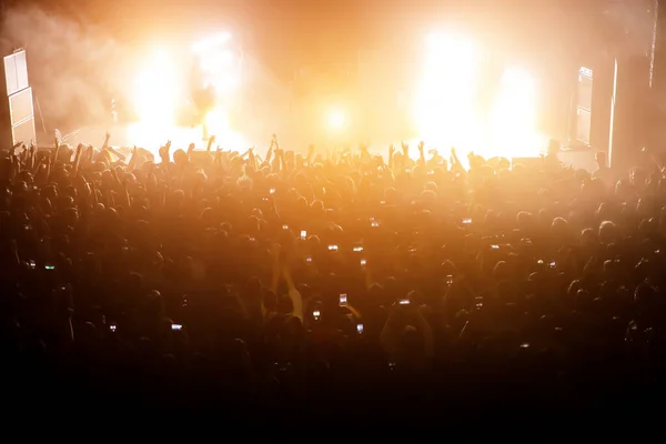 Gente Con Las Manos Alto Concierto Grupo Favorito Multitud Viendo —  Fotos de Stock