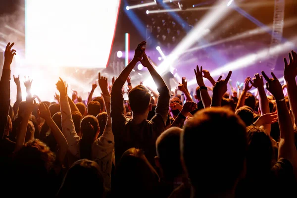 Menschen Mit Erhobenen Händen Bei Einem Konzert Ihrer Lieblingsgruppe Menschenmenge — Stockfoto