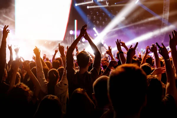 Gente Con Las Manos Alto Concierto Grupo Favorito Multitud Viendo — Foto de Stock