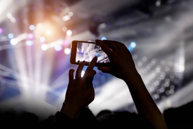 Cep telefonuyla çekim. Sahnedeki konser