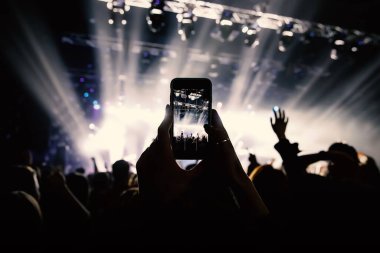 Sosyal medyadan cep telefonuna. Konser ışığı performansı