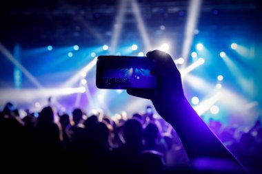 Instagram 'dan cep telefonuna. Konser ışığı performansı