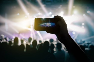 Instagram 'dan cep telefonuna. Konser ışığı performansı