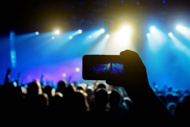 Instagram 'dan cep telefonuna. Konser ışığı performansı