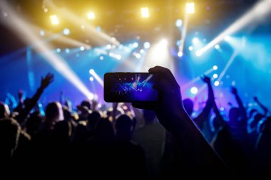 Konserde sosyal ağlar için fotoğraf, müzik programında cep telefonu.