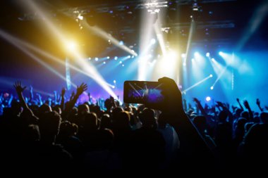 Konserde sosyal ağlar için fotoğraf, müzik programında cep telefonu.