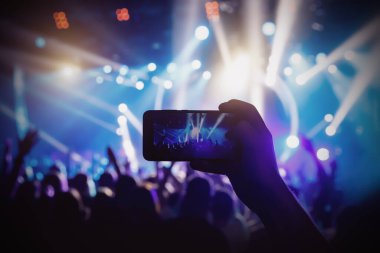 Konserde sosyal ağlar için fotoğraf, müzik programında cep telefonu.