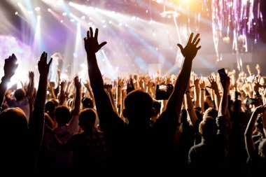 Müzik konseri için elini kaldıran kalabalık..