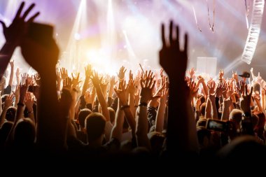 Müzik konseri için elini kaldıran kalabalık..