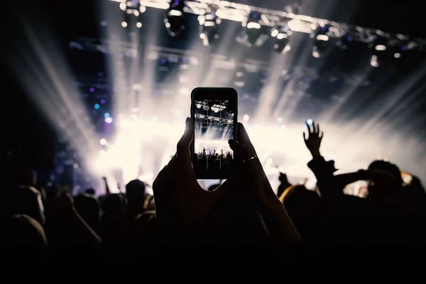 Social Media Foto Naar Mobiele Telefoon Concertlichte Uitvoering — Stockfoto