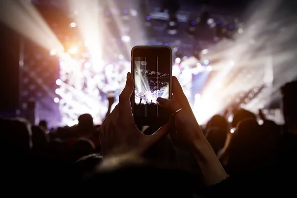 Foto Voor Sociale Netwerken Bij Het Concert Mobiele Telefoon Muziekshow — Stockfoto