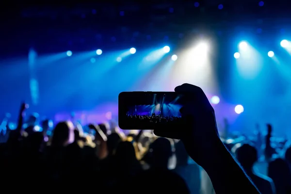 Social Media Foto Naar Mobiele Telefoon Concertlichte Uitvoering — Stockfoto