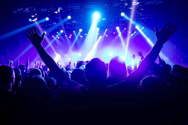 音楽コンサートで手を上げて男のシルエット — ストック写真