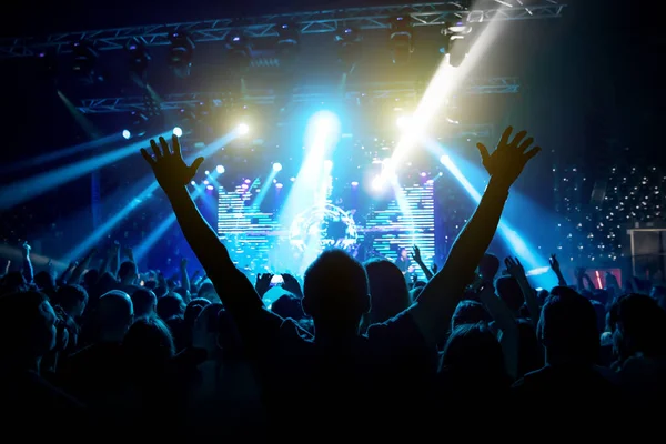 Siluet Manusia Dengan Mengangkat Tangan Konser Musik — Stok Foto