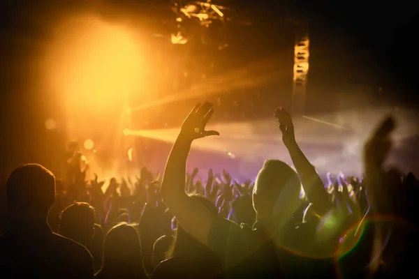 Задоволений Чоловік Концерті Кольорове Світло Сцени Підняті Руки — стокове фото