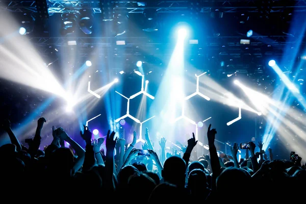 Konzertsaal Mit Beleuchteter Bühne Und Menschensilhouetten Während Eines Konzerts — Stockfoto