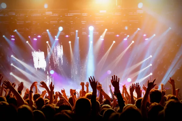 Sala Conciertos Con Escenario Iluminado Siluetas Personas Durante Concierto —  Fotos de Stock