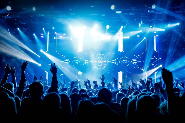 たくさんの手 コンサートの群衆 青い光 — ストック写真