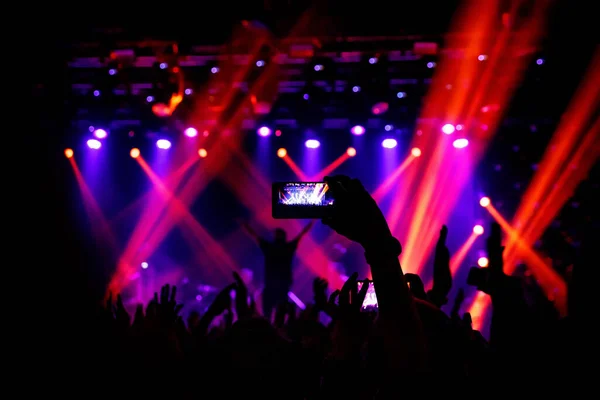 Smartphone Der Hand Beim Konzert Lila Licht Von Der Bühne — Stockfoto