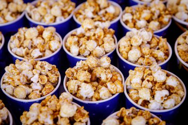 Bir sürü yuvarlak patlamış mısır bardağı. en üstteki görünüm