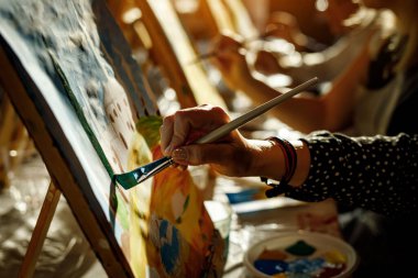 Sanatçı tuvali fırçaladı. Sanat, yaratıcılık ve insan kavramı