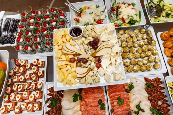 Plato Queso Con Otros Aperitivos Una Mesa Banquete —  Fotos de Stock