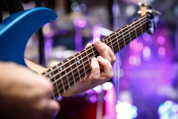 Homem Tocando Uma Guitarra Elétrica Dedos Nos Trastes — Fotografia de Stock