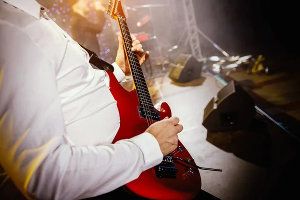Guitarrista Mano Tocar Guitarra Escenario Concierto Con Guitarra Roja Práctica — Foto de Stock