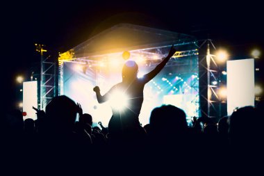 Kızın silueti rock konserinden zevk alıyor.