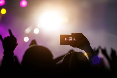Elde akıllı telefon açık hava müzik şovu.