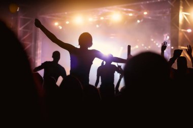 Kalabalık ellerini kaldırıyor ve büyük festival partisinin tadını çıkarıyor, canlı konser.