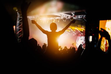 Yaz festivalindeki mutlu bir adamın silueti.