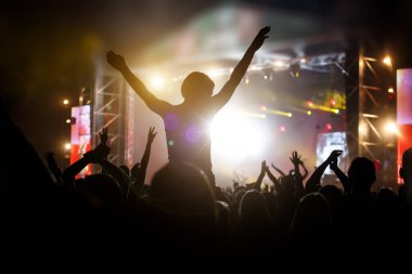 Kalabalık ellerini kaldırıyor ve büyük festival partisinin tadını çıkarıyor, canlı konser.