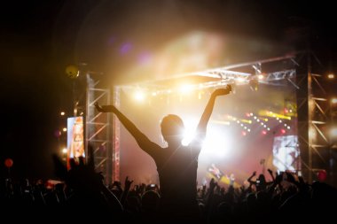 Yaz festivalindeki mutlu bir adamın silueti.