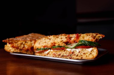 Sandviç. Malzemeler yakın çekim. Yan görünüm