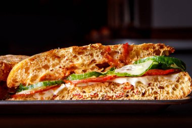 Barda atıştırmalık sandviç, yakın çekim, dilimlenmiş