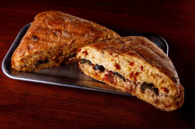 Üçgen şeklinde iki sandviç. Üst Manzara. Tahta masa.