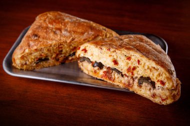 Üçgen şeklinde iki sandviç. Üst Manzara. Tahta masa.