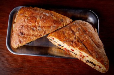 Üçgen şeklinde iki sandviç. Üst Manzara. Tahta masa.