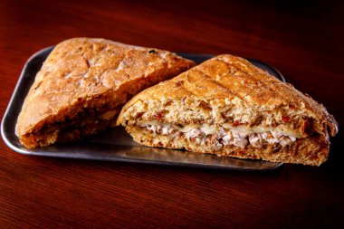 Üçgen şeklinde iki sandviç. Üst Manzara. Tahta masa.