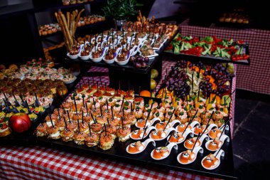 Yemek servisinde bir sürü aperatif var..