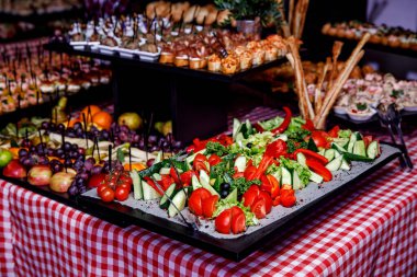 Yemek servisinde bir tepsi sebze, atıştırmalıklar.