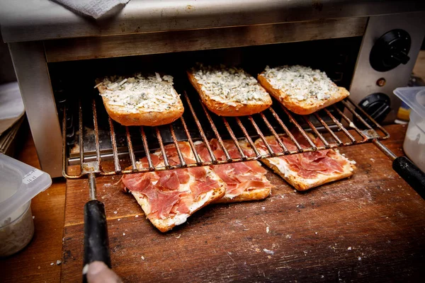 Sandwich Membuat Bahan Tampilan Atas Koki Menaruh Kompor — Stok Foto